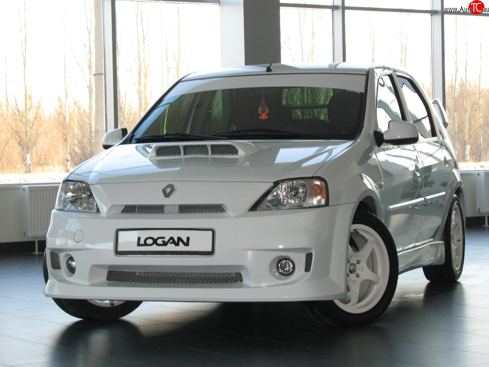 11 999 р. Передний бампер Power DM  Renault Logan  1 (2004-2010) дорестайлинг (Без сетки, Неокрашенный)  с доставкой в г. Москва