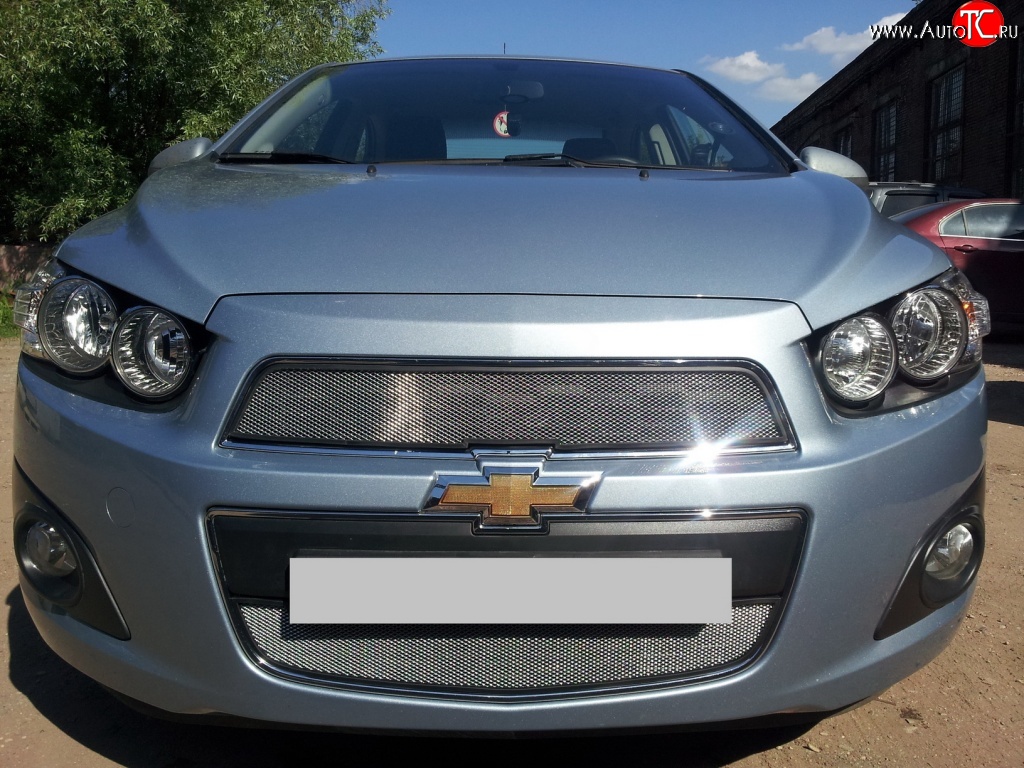 1 539 р. Сетка в решетку радиатора Russtal  Chevrolet Aveo  T300 (2011-2015) седан, хэтчбек (хром)  с доставкой в г. Москва