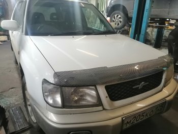 2 399 р. Дефлектор капота CA-Plastiс  Subaru Forester  SF (1997-2000) дорестайлинг (Шелкография карбон-серебро)  с доставкой в г. Москва. Увеличить фотографию 3