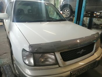 2 399 р. Дефлектор капота CA-Plastiс  Subaru Forester  SF (1997-2000) дорестайлинг (Шелкография карбон-серебро)  с доставкой в г. Москва. Увеличить фотографию 4