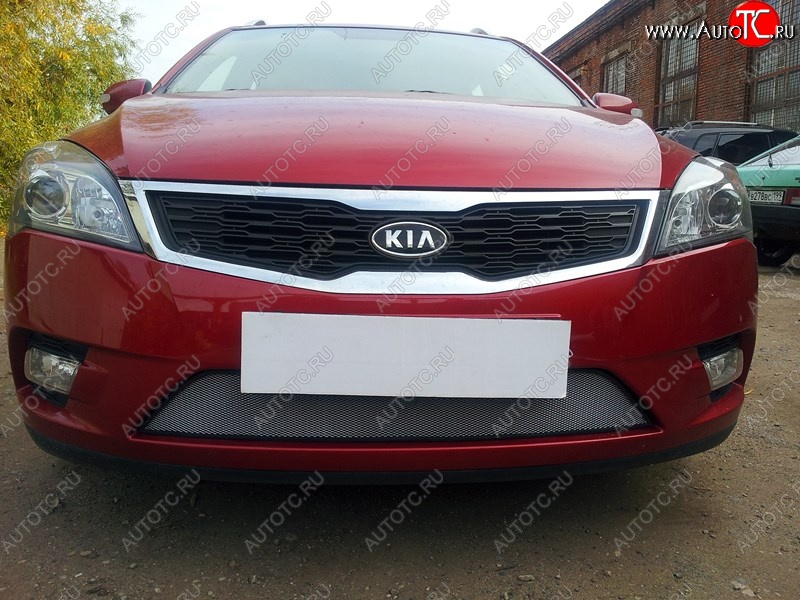 1 539 р. Защитная сетка на бампер Russtal (хром)  KIA Ceed  1 ED (2010-2012) рестайлинг универсал, рестайлинг, хэтчбэк 5 дв.  с доставкой в г. Москва