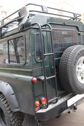 5 749 р. Лестница на крышу РИФ Land Rover Defender 110 1 L316 рестайлинг 5дв. (2007-2016)  с доставкой в г. Москва. Увеличить фотографию 2