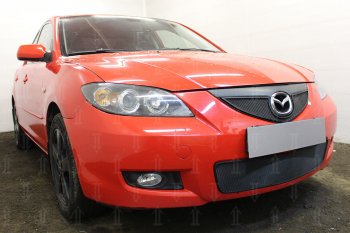 3 779 р. Защитная сетка в бампер (верх, ячейка 3х7 мм) Alfeco Стандарт  Mazda 3/Axela  BK (2006-2009) рестайлинг седан (Чёрная)  с доставкой в г. Москва. Увеличить фотографию 3