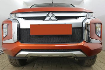 Защитная сетка в бампер (верх, 2 части, ячейка 3х7 мм) Alfeco Стандарт Mitsubishi L200 5 KK,KL рестайлинг (2018-2022) ()