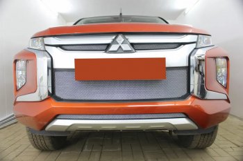 Защитная сетка в бампер (верх, 2 части, ячейка 3х7 мм) Alfeco Стандарт Mitsubishi L200 5 KK,KL рестайлинг (2018-2022) ()