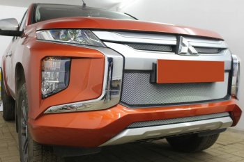 3 199 р. Защитная сетка в бампер (низ, ячейка 3х7 мм) Alfeco Стандарт  Mitsubishi L200  5 KK,KL (2018-2022) рестайлинг (Хром)  с доставкой в г. Москва. Увеличить фотографию 3