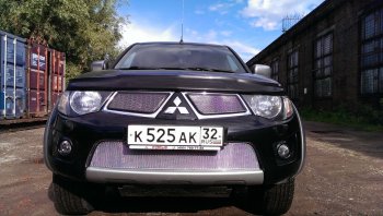 4 949 р. Защитная сетка в бампер (низ, ячейка 4х10 мм) Alfeco Премиум Mitsubishi L200 4  дорестайлинг (2006-2014) (Хром)  с доставкой в г. Москва. Увеличить фотографию 2