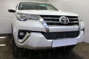 4 999 р. Защитная сетка в бампер (низ, ячейка 4х10 мм) Стрелка11 Премиум Toyota Fortuner AN160 дорестайлинг (2015-2020) (Чёрная)  с доставкой в г. Москва. Увеличить фотографию 3