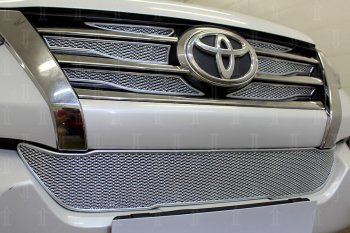 5 249 р. Защитная сетка в бампер (низ, ячейка 4х10 мм) Стрелка11 Премиум Toyota Fortuner AN160 дорестайлинг (2015-2020) (Хром)  с доставкой в г. Москва. Увеличить фотографию 2