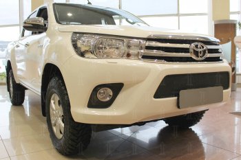 4 299 р. Защитная сетка в бампер (низ, ячейка 4х10 мм) Стрелка11 Премиум Toyota Hilux AN120 дорестайлинг (2016-2020) (Чёрная)  с доставкой в г. Москва. Увеличить фотографию 3