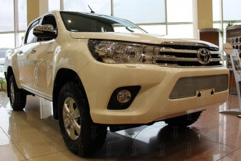 4 499 р. Защитная сетка в бампер (низ, ячейка 4х10 мм) Стрелка11 Премиум Toyota Hilux AN120 дорестайлинг (2016-2020) (Хром)  с доставкой в г. Москва. Увеличить фотографию 2