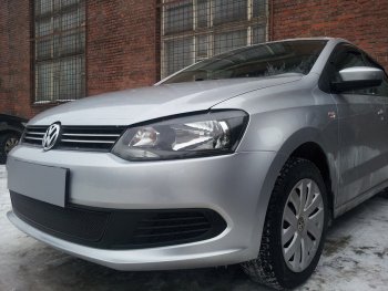 4 199 р. Защитная сетка в бампер (низ, ячейка 4х10 мм) Стрелка11 Премиум Volkswagen Polo 5 седан дорестайлинг (2009-2015) (Чёрная)  с доставкой в г. Москва. Увеличить фотографию 3