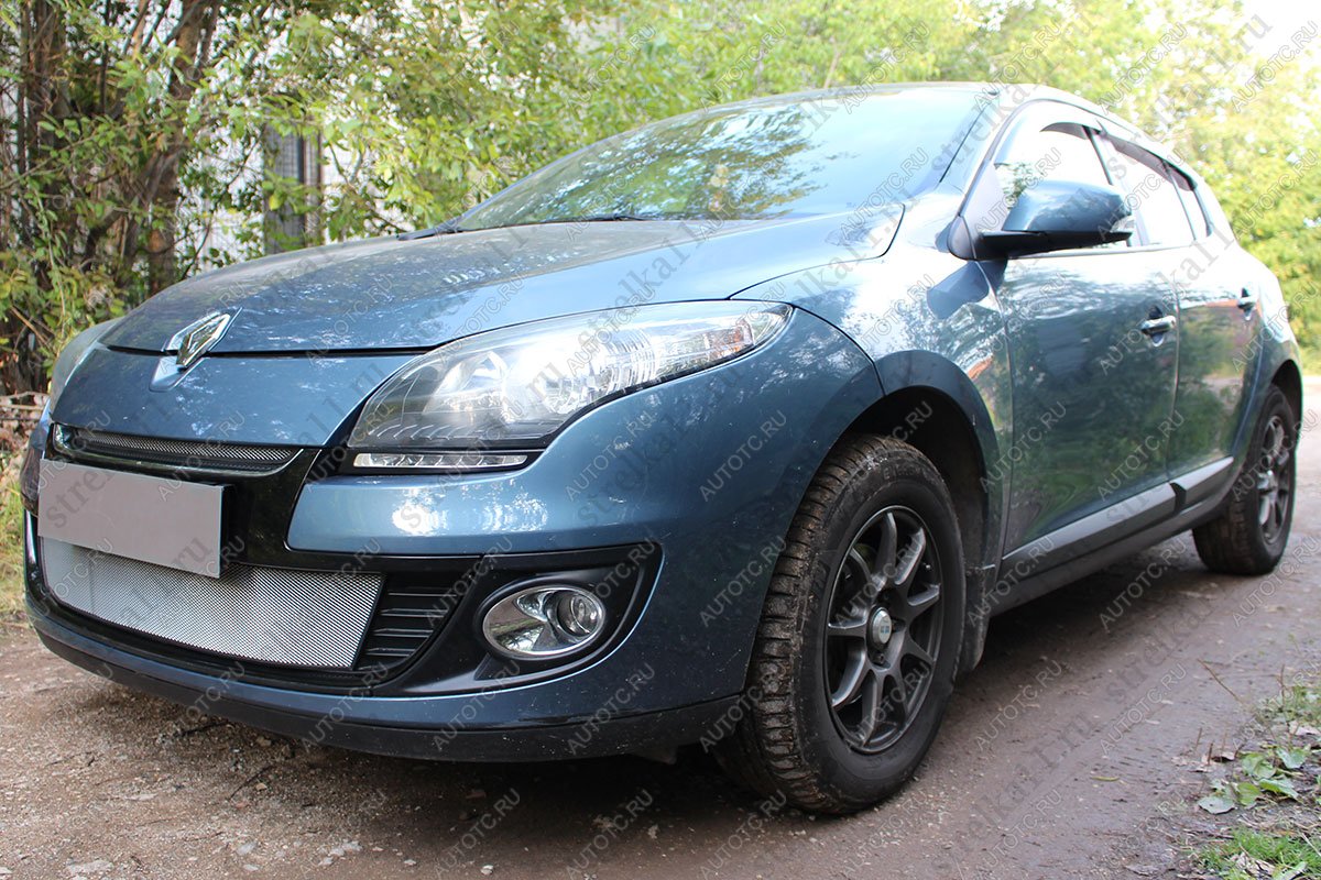 2 669 р. Защита радиатора (верх) Стандарт  Renault Megane  купе 3 дв. (2012-2014) 1-ый рестайлинг (хром)  с доставкой в г. Москва