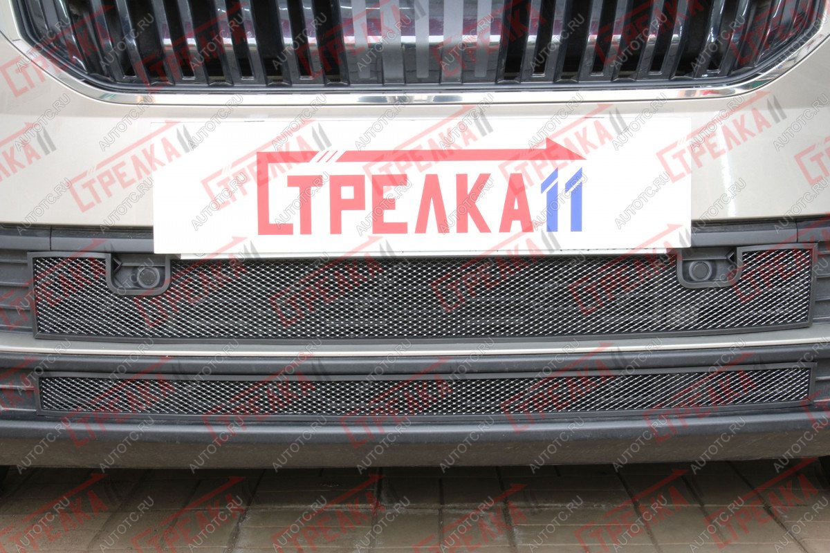 6 349 р. Защита радиатора (низ с парктроником 2 части) Стрелка11 Стандарт  Skoda Karoq  NU7 (2020-2025) рестайлинг (черная)  с доставкой в г. Москва