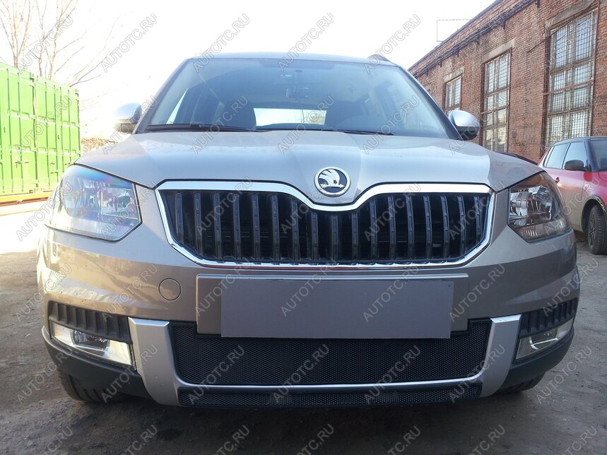 2 899 р. Защита радиатора (центральная) (Outdoor) Стрелка11 Стандарт  Skoda Yeti (2013-2018) (черная)  с доставкой в г. Москва