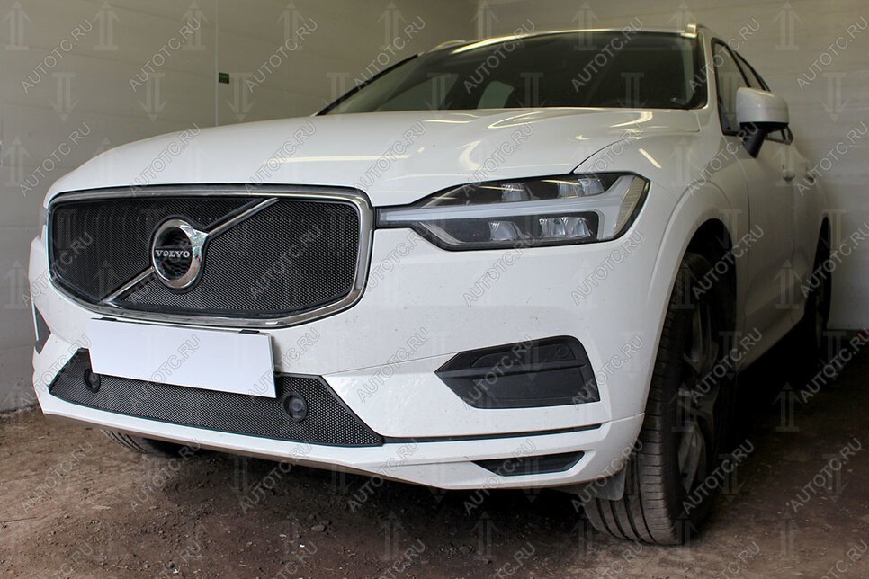 3 899 р. Защита радиатора (Inscription) (верх 2 части) Стрелка11 Стандарт  Volvo XC60 (2017-2022) (черная)  с доставкой в г. Москва