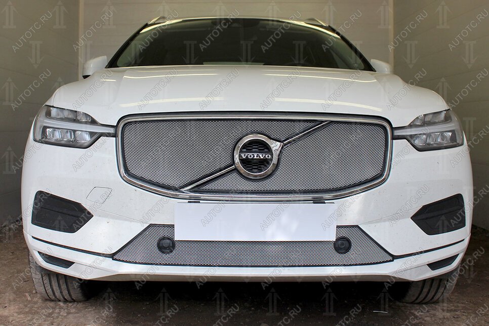 4 099 р. Защита радиатора (Inscription) (верх 2 части) Стрелка11 Стандарт  Volvo XC60 (2017-2022) (хром)  с доставкой в г. Москва