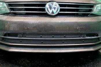 Зимняя заглушка решетки радиатора (3 части с парктроником) Стрелка11 Volkswagen Jetta A6 седан рестайлинг (2015-2018) ()