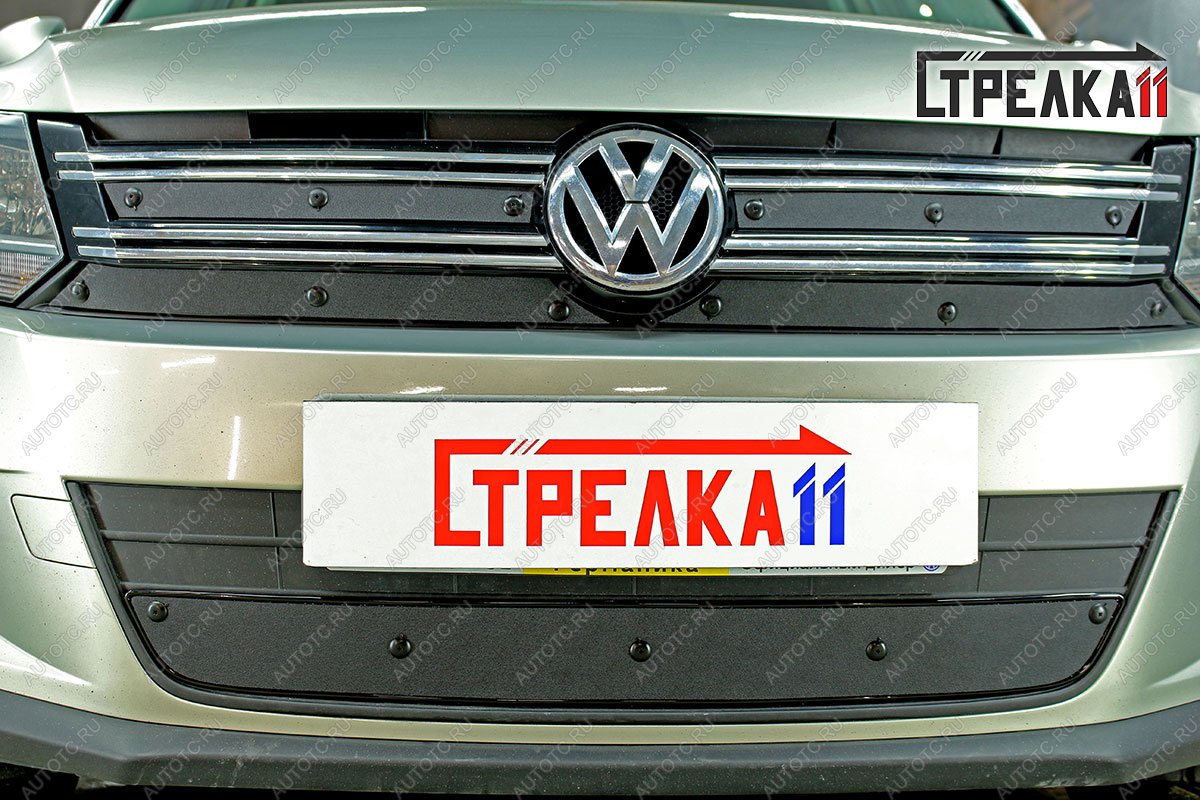 1 599 р. Зимняя заглушка решетки радиатора (верх 4 части) Стрелка11 Volkswagen Tiguan NF рестайлинг (2011-2017) (черная)  с доставкой в г. Москва