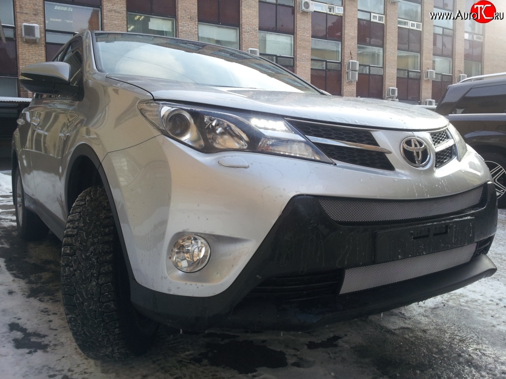 1 539 р. Нижняя сетка (для комплектации Стандарт) на бампер Russtal (хром)  Toyota RAV4  XA40 (2012-2015) 5 дв. дорестайлинг  с доставкой в г. Москва