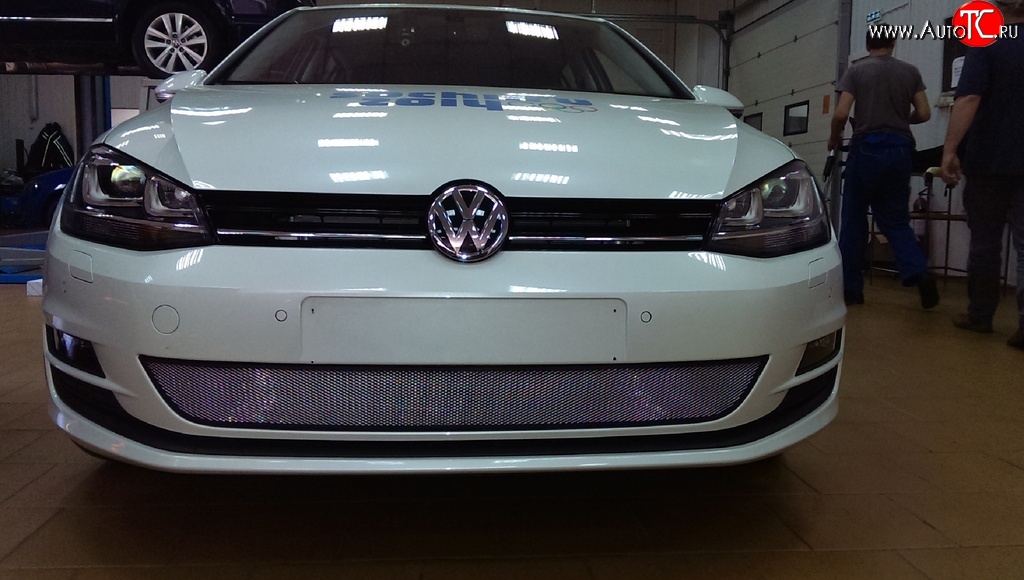 1 539 р. Сетка на бампер Russtal (хром) Volkswagen Golf 7 дорестайлинг, хэтчбэк 5 дв. (2012-2017)  с доставкой в г. Москва