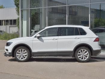 31 649 р. Защита порогов (Ø120х60 мм с проступью, NOT R-LINE) Russtal Volkswagen Tiguan Mk2 рестайлинг (2020-2022) (полированная нержавейка)  с доставкой в г. Москва. Увеличить фотографию 2